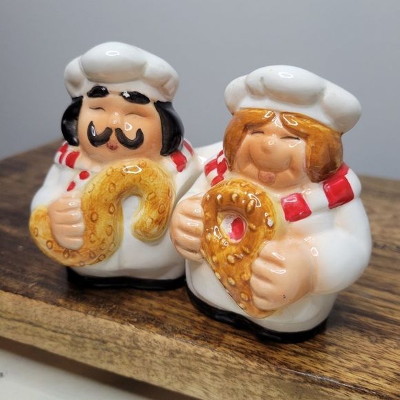 Vintage Japan mom and pop Pretzel Bakers Salt & Pepper Shakers - Picture 6 of 6